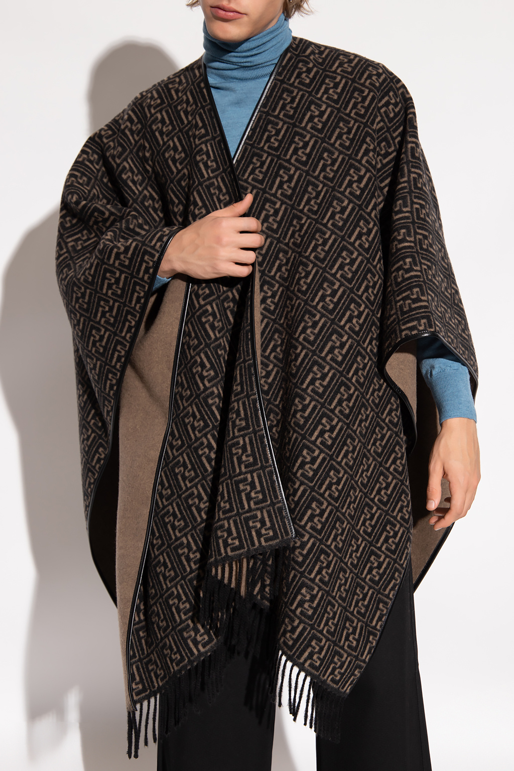 【送料&関税込】Fendi wo/ws Poncho Black Wool poncho with monogram fendi fashion